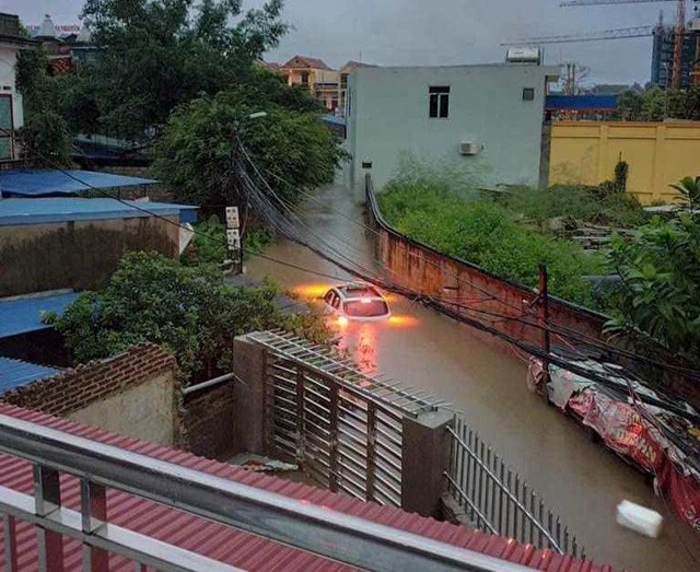 Thái Nguyên ngập sâu sau trận mưa lớn, nhiều nhà cửa, ô tô bị nước mưa nhấn chìm - Ảnh 5.