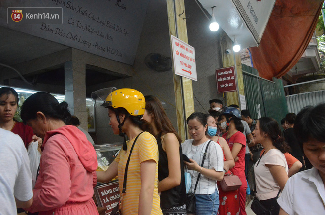 Ảnh, clip: Người dân Hà Nội đội mưa, xếp hàng dài cả tuyến phố để chờ mua bánh Trung thu Bảo Phương - Ảnh 3.