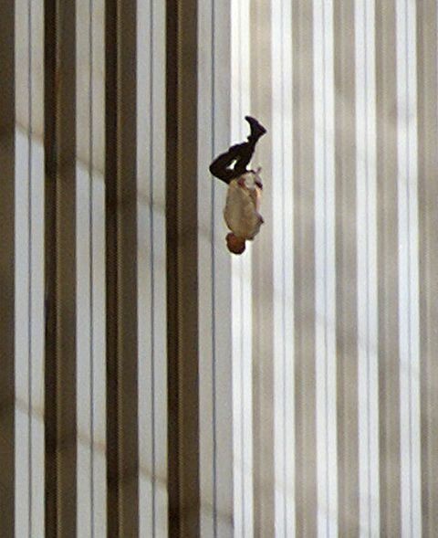 Đã 18 năm kể từ khi vụ khủng bố 11/9 đoạt mạng hàng nghìn người Mỹ, bức ảnh người đàn ông rơi vẫn không ngừng gây ám ảnh - Ảnh 1.