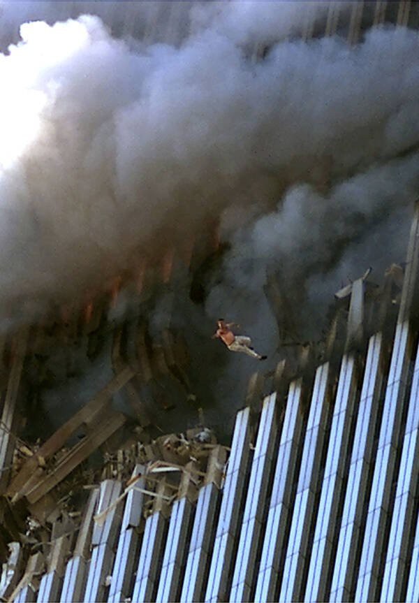 Nhìn lại những khoảnh khắc ám ảnh kinh hoàng trong vụ khủng bố 11/9 - Ảnh 8.
