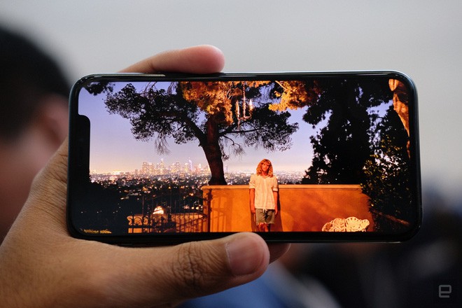 Cận cảnh iPhone 11 Pro và 11 Pro Max: Mặt lưng kính mờ, cụm camera lạ lẫm, không thực sự nhiều cải tiến - Ảnh 11.