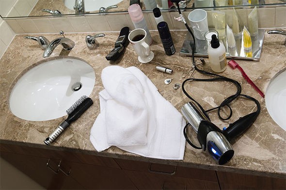 Tưởng vô hại nhưng hoá ra máy sấy tóc trong phòng tắm khách sạn lại là một “ổ bệnh” cực nguy hiểm - Ảnh 3.