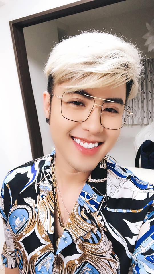 Akira Phan lại gây phản cảm khi tung ảnh khoe body còn nguyên vết dao kéo - Ảnh 2. Akira Phan lại gây phản cảm khi tung ảnh khoe body còn nguyên vết dao kéo - Ảnh 2.