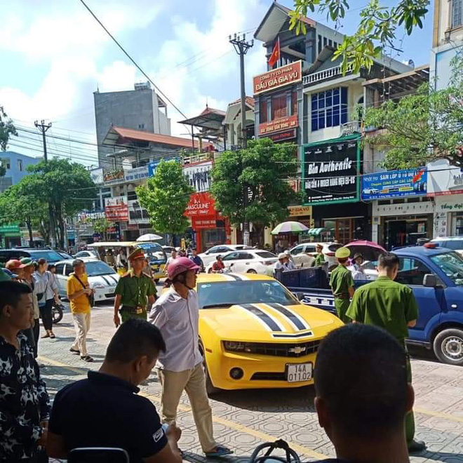 Quảng Ninh: Tài xế xe dân chơi Chevrolet Camaro rồ ga bỏ chạy bất chấp bị CSGT dùng súng AK đập vỡ kính - Ảnh 5.