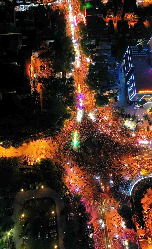 Hàng vạn người dân Tuyên Quang đổ về trung tâm xem rước đèn khổng lồ, hào hứng nhảy múa trên đường phố - Ảnh 17.