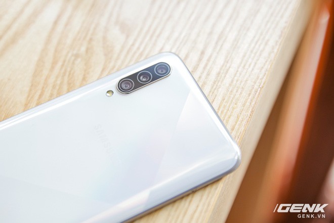 Sang chảnh hút mắt với Galaxy A50s: Thiết kế độc đáo, vân tay dưới màn hình, 3 camera mà giá chỉ 7.8 triệu - Ảnh 3.