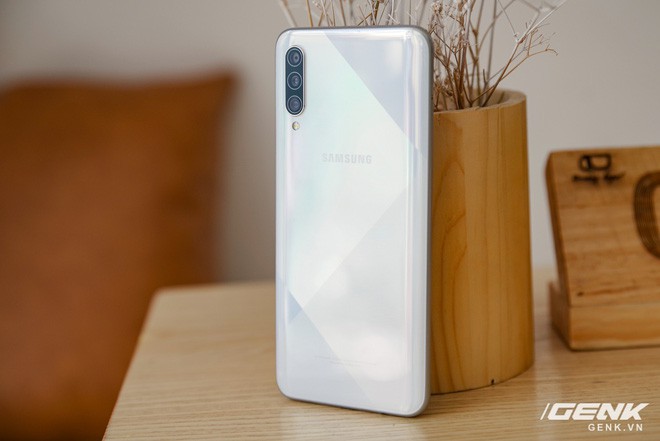 Sang chảnh hút mắt với Galaxy A50s: Thiết kế độc đáo, vân tay dưới màn hình, 3 camera mà giá chỉ 7.8 triệu - Ảnh 1.