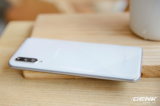 Sang chảnh hút mắt với Galaxy A50s: Thiết kế độc đáo, vân tay dưới màn hình, 3 camera mà giá chỉ 7.8 triệu - Ảnh 2.