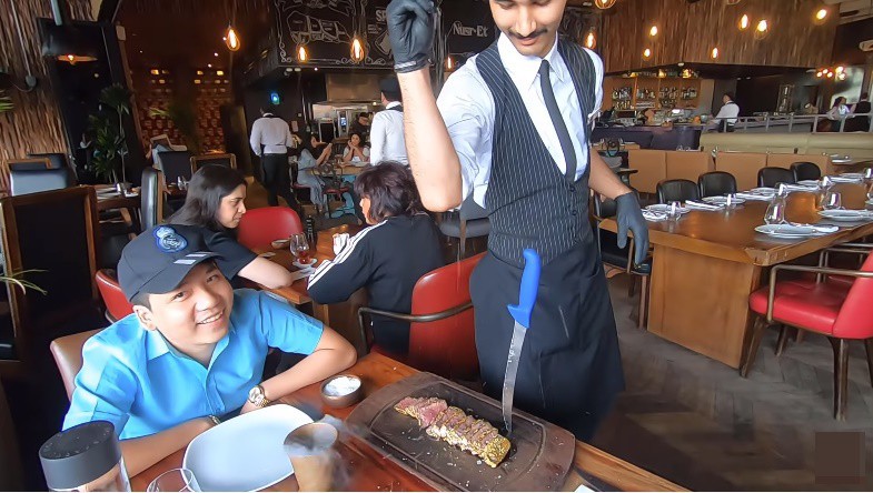 Khoa Pug chi tiền ăn món bò dát vàng của thánh rắc muối: Bít tết nướng cháy ăn đắng ngắt, thua xa cách làm của nhà hàng Việt - Ảnh 5. Khoa Pug chi tiền ăn món bò dát vàng của thánh rắc muối: Bít tết nướng cháy ăn đắng ngắt, thua xa cách làm của nhà hàng Việt - Ảnh 5.