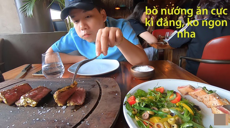 Khoa Pug chi tiền ăn món bò dát vàng của thánh rắc muối: Bít tết nướng cháy ăn đắng ngắt, thua xa cách làm của nhà hàng Việt - Ảnh 6. Khoa Pug chi tiền ăn món bò dát vàng của thánh rắc muối: Bít tết nướng cháy ăn đắng ngắt, thua xa cách làm của nhà hàng Việt - Ảnh 6.