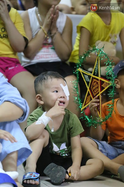 Lời cầu nguyện của chiến binh đầu trọc trong đêm Trung Thu sớm ở bệnh viện: Con ước mơ mình khỏe mạnh để được về và đi học - Ảnh 4.