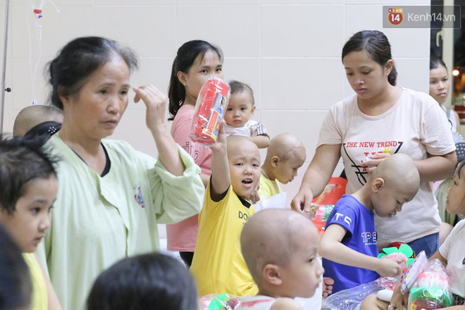 Lời cầu nguyện của chiến binh đầu trọc trong đêm Trung Thu sớm ở bệnh viện: Con ước mơ mình khỏe mạnh để được về và đi học - Ảnh 11.