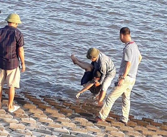 Rủ nhau đi tắm ở đ&ecirc; biển, 2 học sinh Nam Định đuối nước thương t&acirc;m - Ảnh 1.