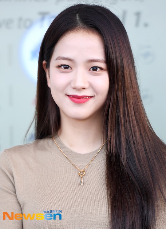 Chị cả BLACKPINK g&acirc;y b&atilde;o tại s&acirc;n bay: Xứng danh nữ thần đẹp nhất nh&agrave; YG, nhưng lộ khuyết điểm r&otilde; trong ảnh thực tế - Ảnh 1.