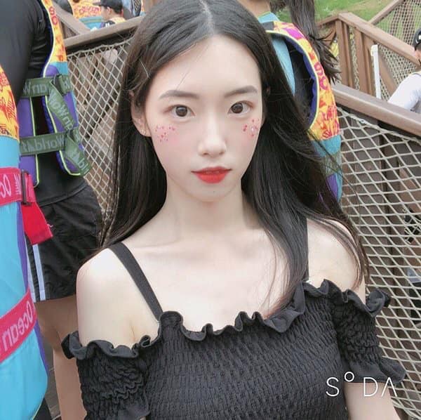 Nữ YouTuber sở hữu điểm cộng nhan sắc của IU, Taeyeon, Irene nên bị nghi ngờ là đã đập mặt xây lại - Ảnh 2.