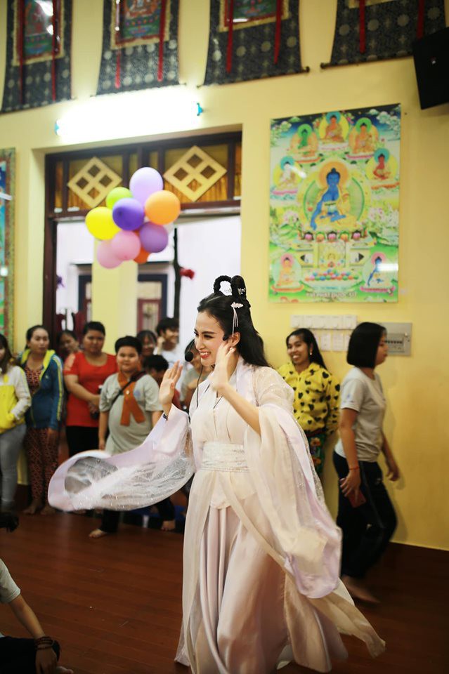 Sao Việt đêm Trung Thu: Angela Phương Trinh hóa chị Hằng vui Tết bên trẻ nghèo, Bảo Thanh, Lê Phương đoàn tụ gia đình - Ảnh 2.