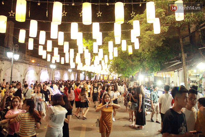 Clip: Ngộp thở cảnh tượng hàng vạn người chen chúc ở phố cổ Hà Nội trong đêm Trung thu - Ảnh 2.