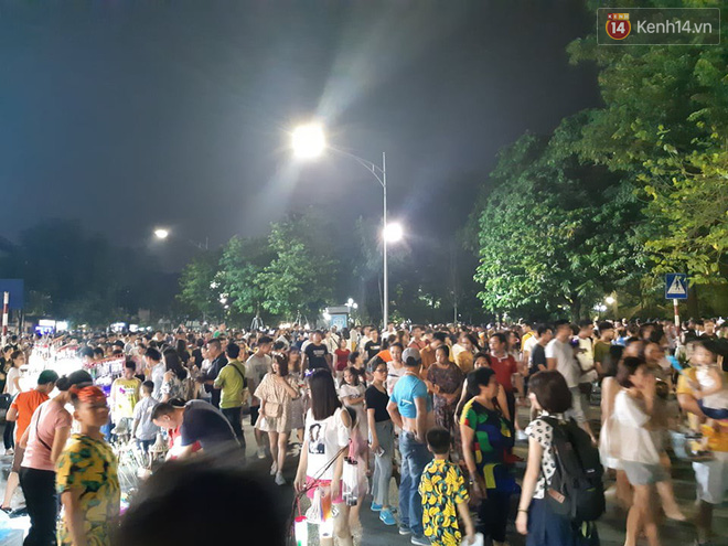 Clip: Ngộp thở cảnh tượng hàng vạn người chen chúc ở phố cổ Hà Nội trong đêm Trung thu - Ảnh 15.