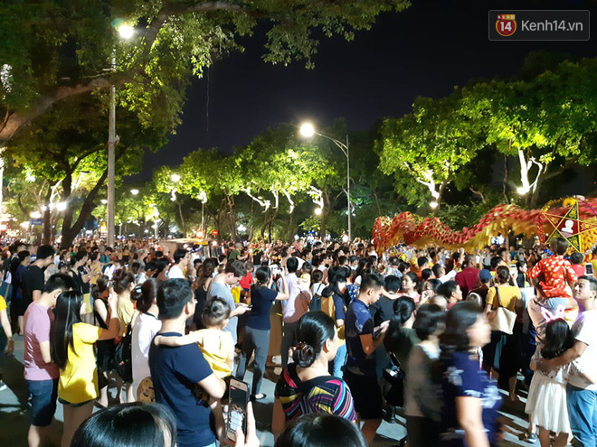Clip: Ngộp thở cảnh tượng hàng vạn người chen chúc ở phố cổ Hà Nội trong đêm Trung thu - Ảnh 16.