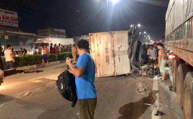 Đi chơi trung thu, nam thanh niên bị xe tải lật trên Quốc lộ 13 đè trúng nguy kịch - Ảnh 1.
