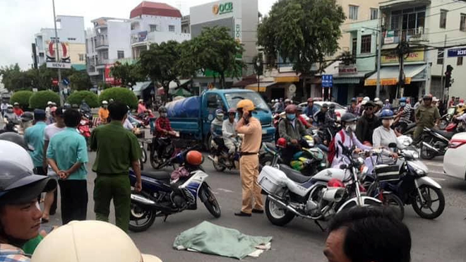 Vụ bao tải chứa thai nhi rơi giữa đường: Người làm rơi có hoạt động từ thiện chôn cất thi thể thai nhi - Ảnh 2.