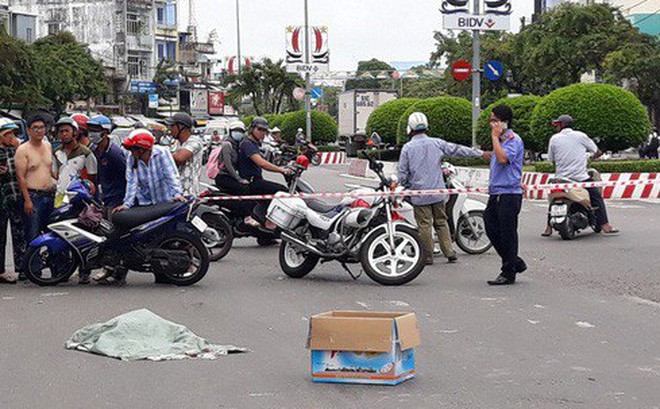 Vụ bao tải chứa thai nhi rơi giữa đường: Người làm rơi có hoạt động từ thiện chôn cất thi thể thai nhi - Ảnh 1.