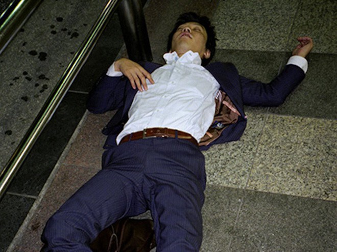Chùm ảnh về các doanh nhân ngủ trên đường phố mô tả chân thực về văn hóa làm việc khắc nghiệt nhất thế giới của Nhật Bản - Ảnh 18.