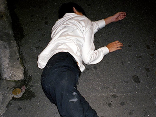 Chùm ảnh về các doanh nhân ngủ trên đường phố mô tả chân thực về văn hóa làm việc khắc nghiệt nhất thế giới của Nhật Bản - Ảnh 22.