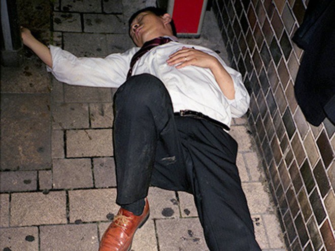 Chùm ảnh về các doanh nhân ngủ trên đường phố mô tả chân thực về văn hóa làm việc khắc nghiệt nhất thế giới của Nhật Bản - Ảnh 26.