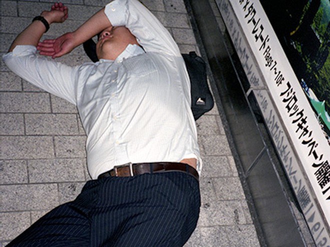 Chùm ảnh về các doanh nhân ngủ trên đường phố mô tả chân thực về văn hóa làm việc khắc nghiệt nhất thế giới của Nhật Bản - Ảnh 27.