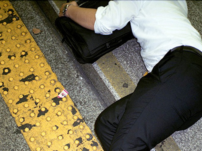Chùm ảnh về các doanh nhân ngủ trên đường phố mô tả chân thực về văn hóa làm việc khắc nghiệt nhất thế giới của Nhật Bản - Ảnh 30.