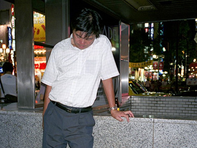 Chùm ảnh về các doanh nhân ngủ trên đường phố mô tả chân thực về văn hóa làm việc khắc nghiệt nhất thế giới của Nhật Bản - Ảnh 4.