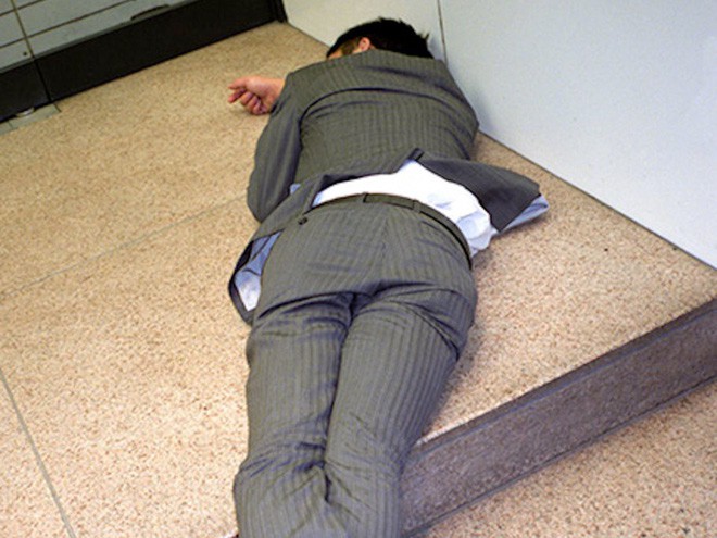 Chùm ảnh về các doanh nhân ngủ trên đường phố mô tả chân thực về văn hóa làm việc khắc nghiệt nhất thế giới của Nhật Bản - Ảnh 37.