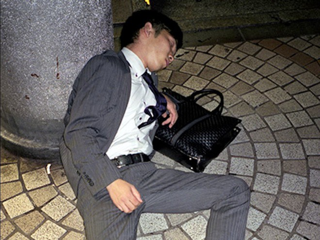 Chùm ảnh về các doanh nhân ngủ trên đường phố mô tả chân thực về văn hóa làm việc khắc nghiệt nhất thế giới của Nhật Bản - Ảnh 39.