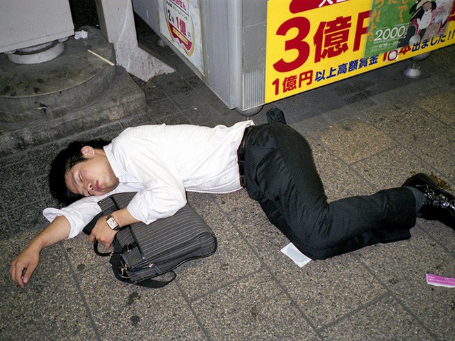 Chùm ảnh về các doanh nhân ngủ trên đường phố mô tả chân thực về văn hóa làm việc khắc nghiệt nhất thế giới của Nhật Bản - Ảnh 41.