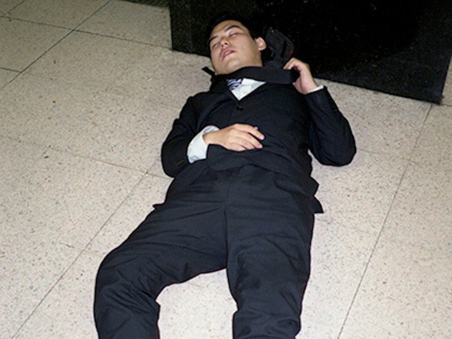 Chùm ảnh về các doanh nhân ngủ trên đường phố mô tả chân thực về văn hóa làm việc khắc nghiệt nhất thế giới của Nhật Bản - Ảnh 52.