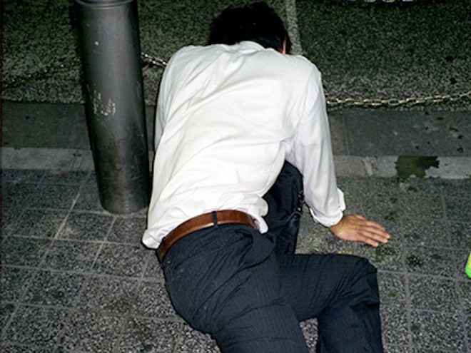 Chùm ảnh về các doanh nhân ngủ trên đường phố mô tả chân thực về văn hóa làm việc khắc nghiệt nhất thế giới của Nhật Bản - Ảnh 56.
