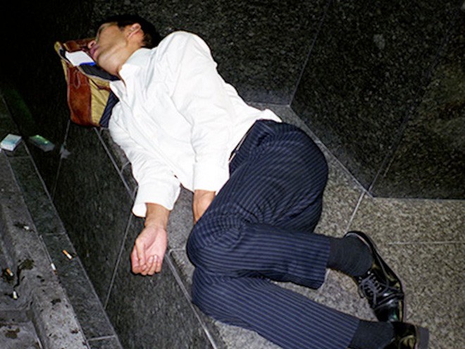 Chùm ảnh về các doanh nhân ngủ trên đường phố mô tả chân thực về văn hóa làm việc khắc nghiệt nhất thế giới của Nhật Bản - Ảnh 58.