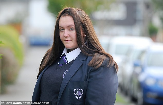 Vừa nhập học chưa lâu, cô gái 14 tuổi suy sụp khi nghe tin bị cấm tới lớp chỉ vì không mặc vừa váy đồng phục của trường - Ảnh 2.