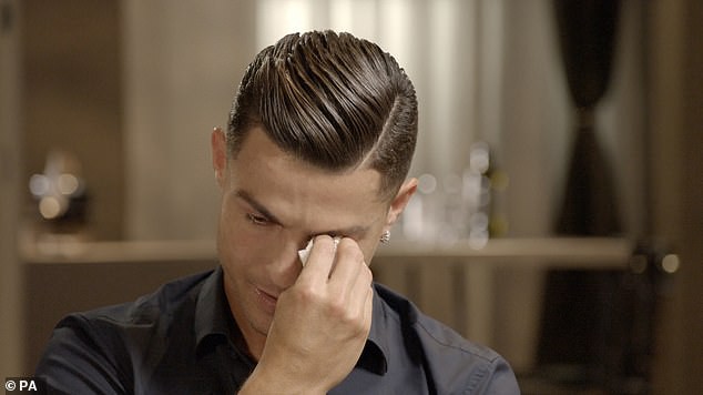 Ronaldo rơi lệ khi lần đầu tiên được nghe những lời khen của ông bố đã mất - Ảnh 2.