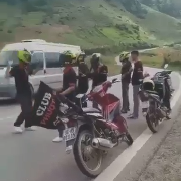 Clip: Nh&oacute;m phượt thủ bất chấp nguy hiểm bật nhạc đứng quẩy giữa quốc lộ - Ảnh 2.