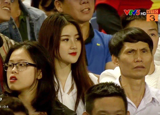 Nhan sắc lên hương, body ngày càng nóng bỏng của CĐV xinh đẹp nổi tiếng sau trận U23 Việt Nam gặp Thái Lan - Ảnh 1.