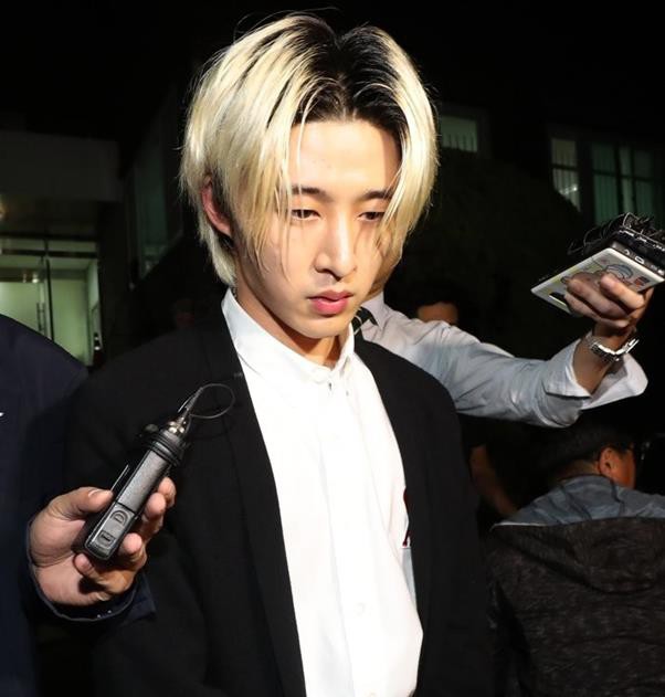 NÓNG: B.I (iKON) chính thức lộ diện sau 14 tiếng thẩm tra về ma túy với dáng vẻ gây sốc, thừa nhận một số cáo buộc - Ảnh 2.