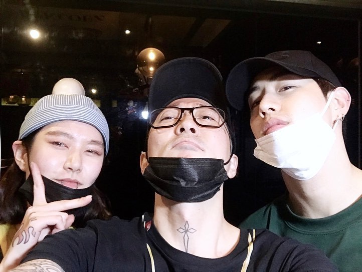 Nữ nghệ sĩ xăm d&iacute;nh tin hẹn h&ograve; Jungkook (BTS): Để t&oacute;c d&agrave;i xinh v&agrave; sexy bất ngờ, ch&iacute;nh thức l&ecirc;n tiếng sau khi bị khủng bố - Ảnh 9.