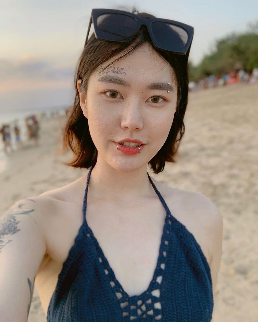 Nữ nghệ sĩ xăm d&iacute;nh tin hẹn h&ograve; Jungkook (BTS): Để t&oacute;c d&agrave;i xinh v&agrave; sexy bất ngờ, ch&iacute;nh thức l&ecirc;n tiếng sau khi bị khủng bố - Ảnh 7.