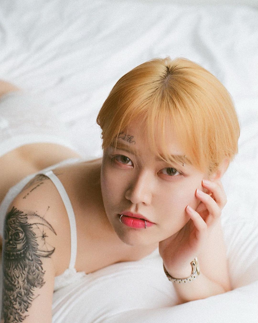 Nữ nghệ sĩ xăm d&iacute;nh tin hẹn h&ograve; Jungkook (BTS): Để t&oacute;c d&agrave;i xinh v&agrave; sexy bất ngờ, ch&iacute;nh thức l&ecirc;n tiếng sau khi bị khủng bố - Ảnh 2.