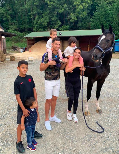 Ronaldo xấu hổ với gia đình vì dính vào cáo buộc hiếp dâm cô gái người Mỹ - Ảnh 1.