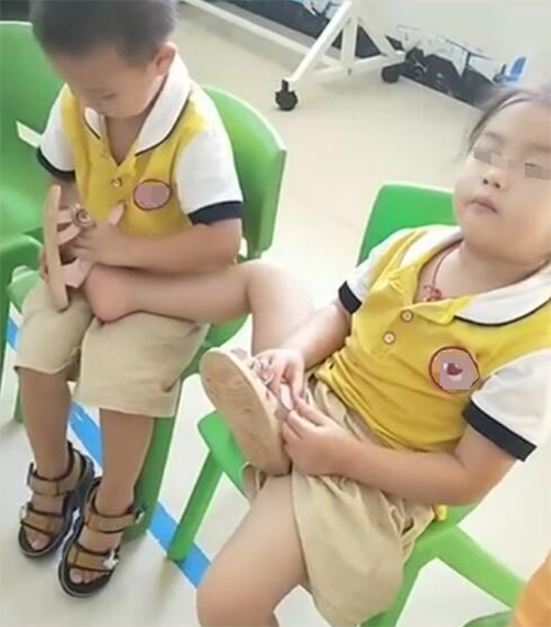 C&ocirc; gi&aacute;o gửi ảnh con vui chơi với c&aacute;c bạn ở trường mẫu gi&aacute;o, mẹ hoang mang ph&aacute;t hiện điều bất thường - Ảnh 1.