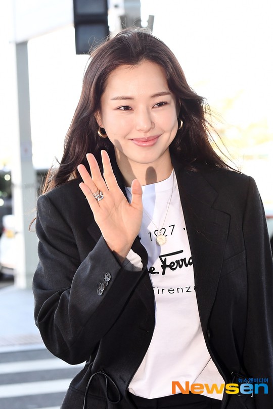 Dàn mỹ nhân Hàn gây bão sân bay: Jisoo lấn át Hoa hậu Hàn đẹp nhất thế giới, diễn viên vô danh gây chú ý vì quá xinh - Ảnh 8.