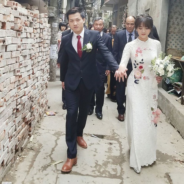 Ngớ người khi vợ MC Trần Ngọc tiết lộ sống chung 3 năm vẫn chưa đăng kí kết hôn, xin visa đi du lịch với danh nghĩa bạn bè - Ảnh 1.